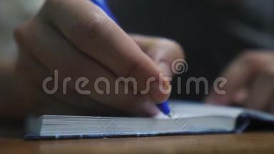 人在笔记本上写字.. 男人的手写在记事本上。 理念生活方式商业教育.. 男人做笔记
